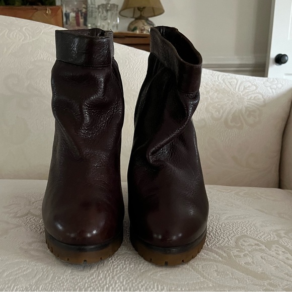 Chloe pebble brown leather ankle boot w/ round toes block heels w/ platform. ❤️ - Picture 1 of 9